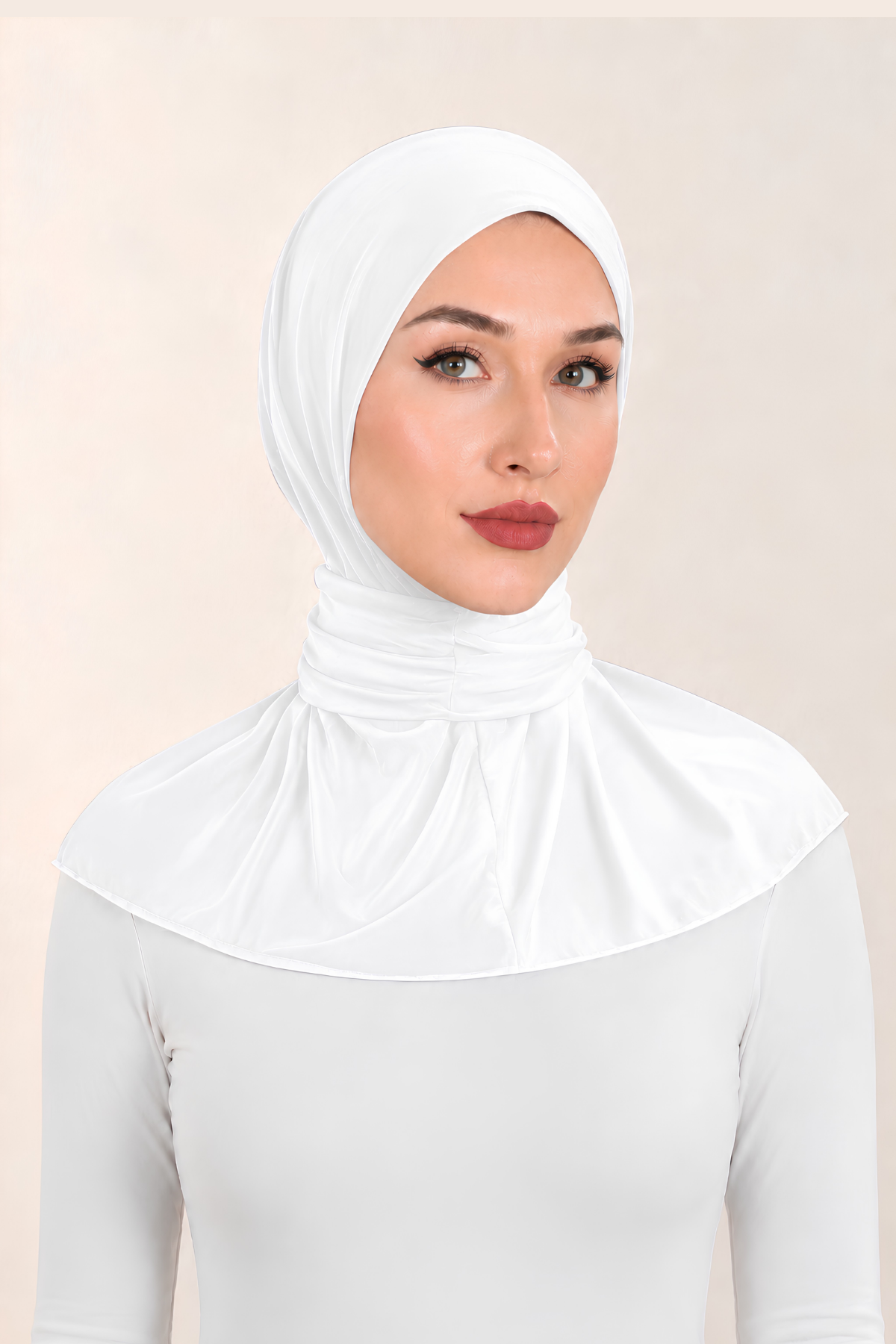 Pratik Çıtçıtlı Sandy Kumaş Omuz Kapatan Bone ( Beyaz )